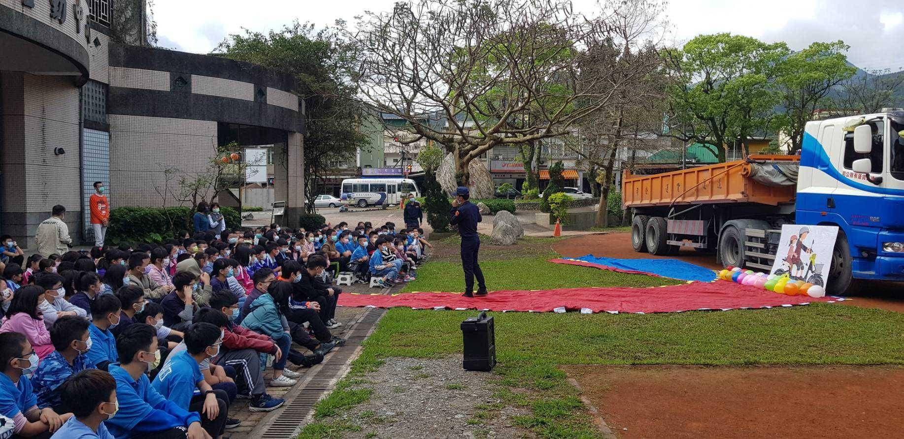 砂石車開入蘇澳校園