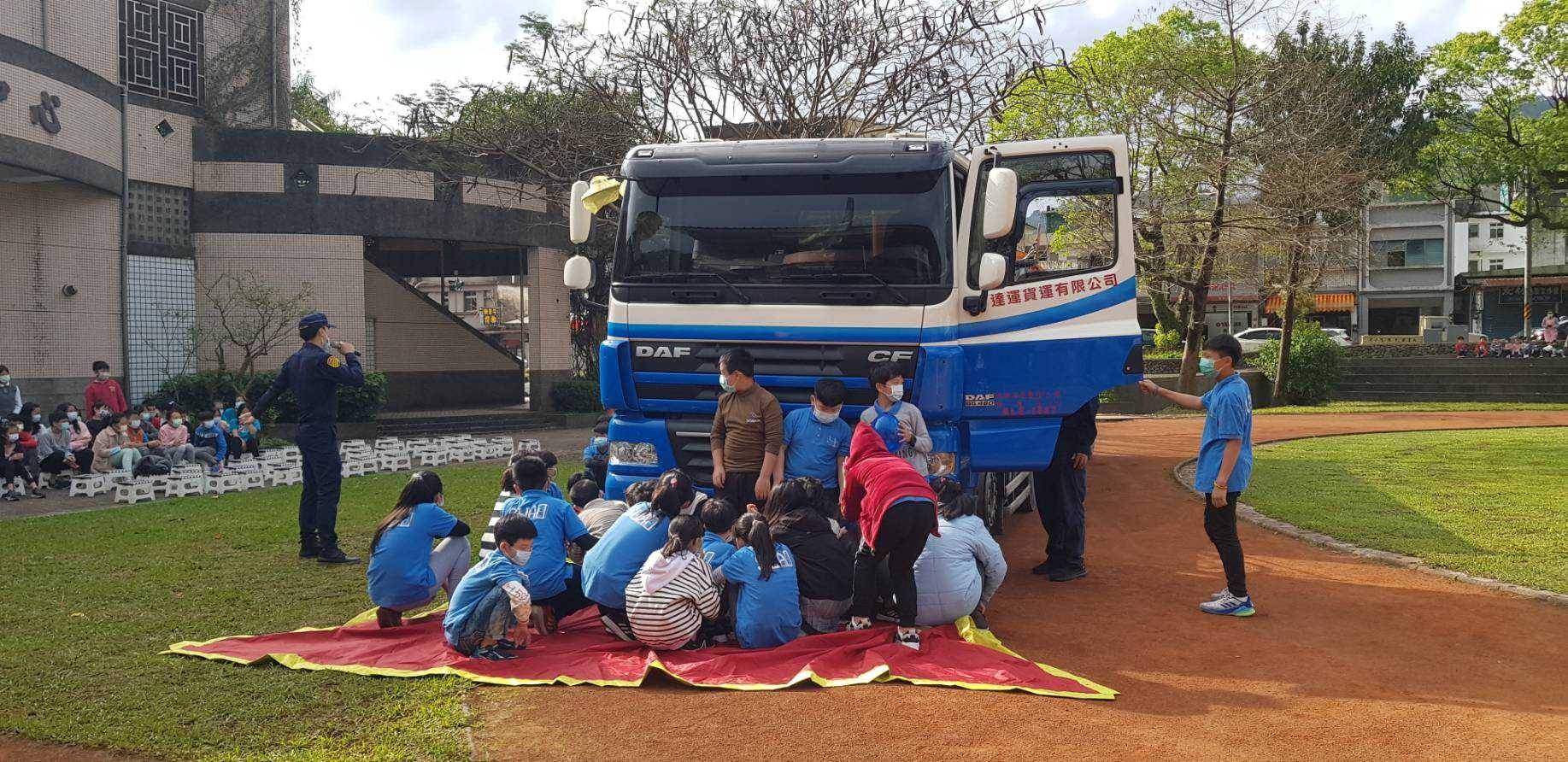 砂石車開入蘇澳校園