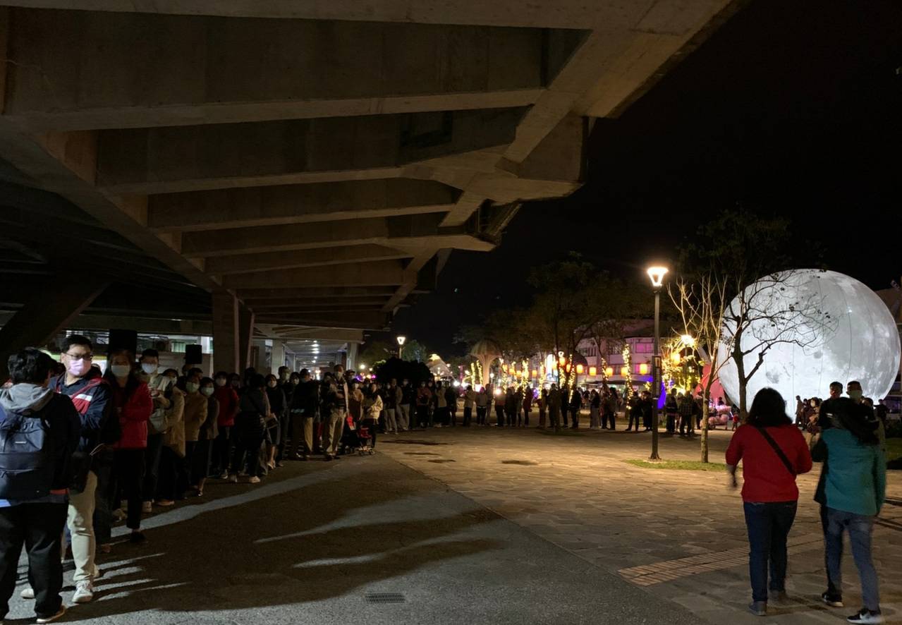  冬山舊河港煙火秀爆紅