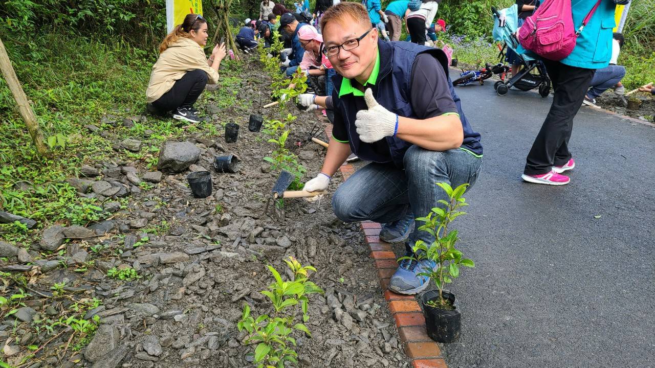 冬山鄉長率員工遍植櫻花