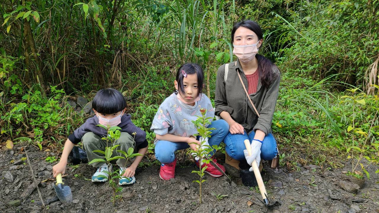 冬山鄉長率員工遍植櫻花