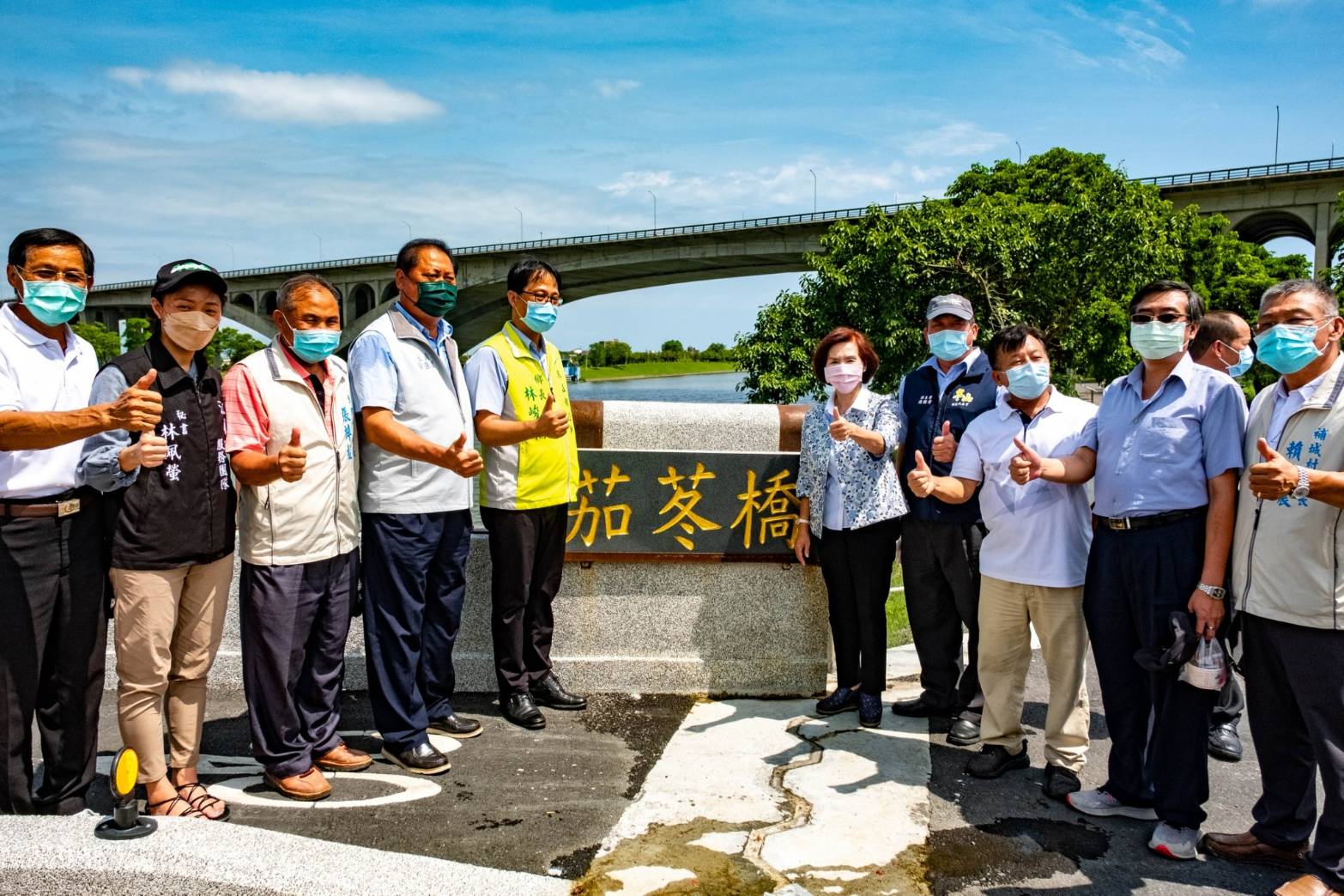 新舊任縣長聯袂通車典禮