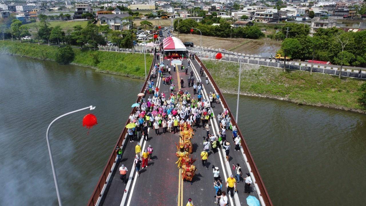 新舊任縣長聯袂通車典禮