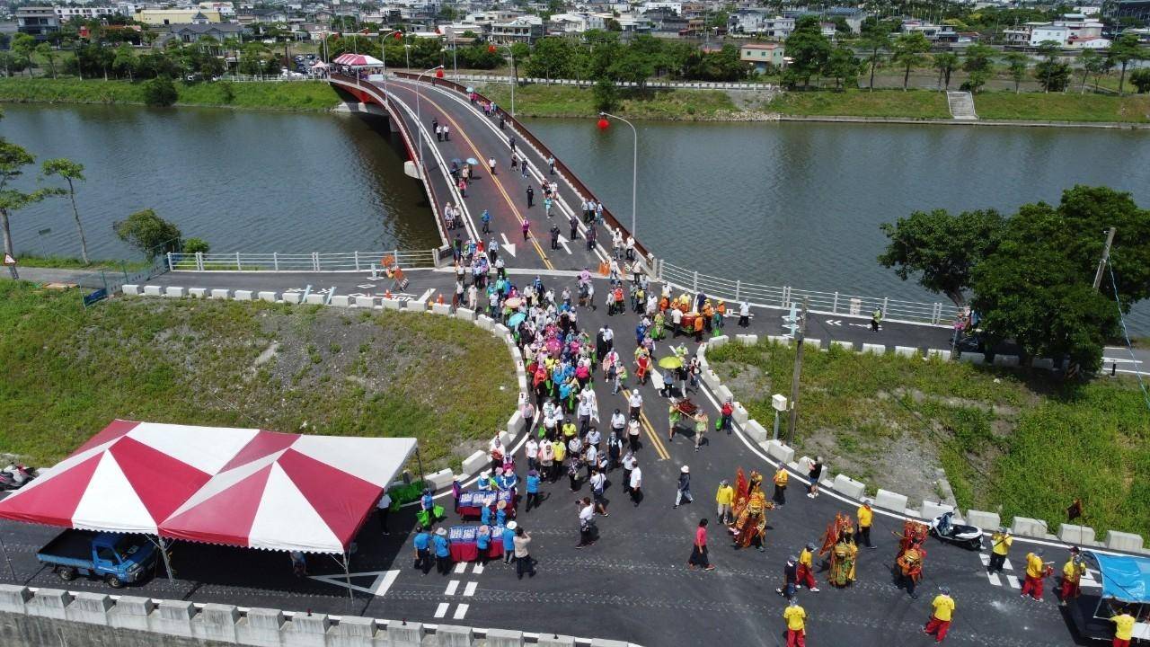 新舊任縣長聯袂通車典禮