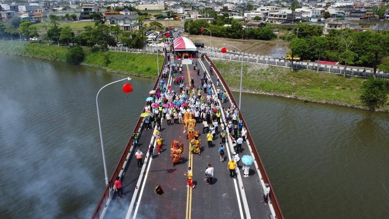 新舊任縣長聯袂通車典禮