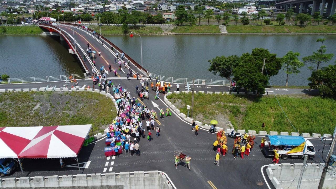 新舊任縣長聯袂通車典禮