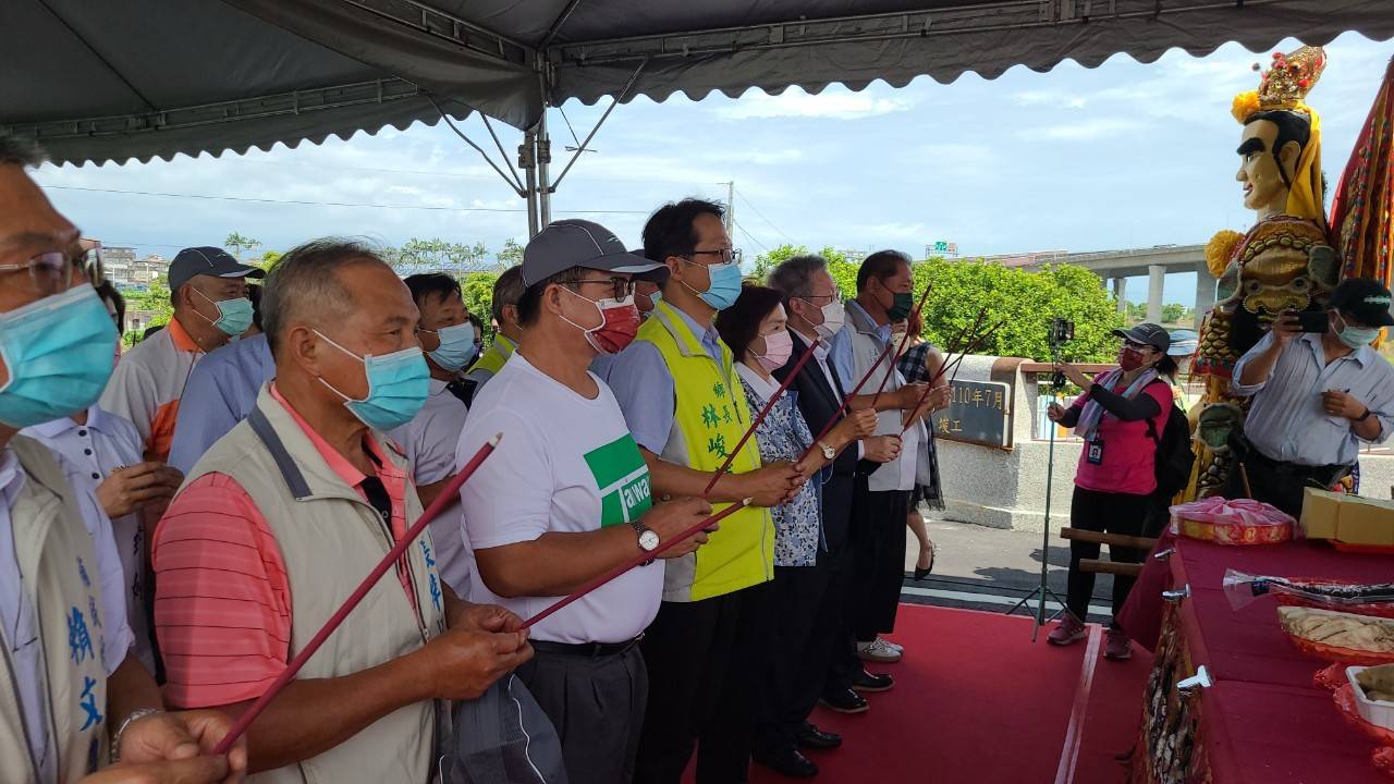新舊任縣長聯袂通車典禮