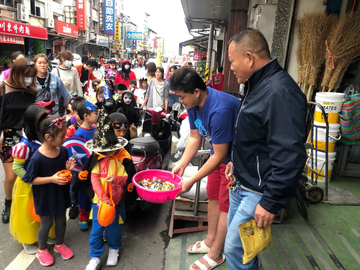  沈德茂鄉長當孩子王遊行踩街