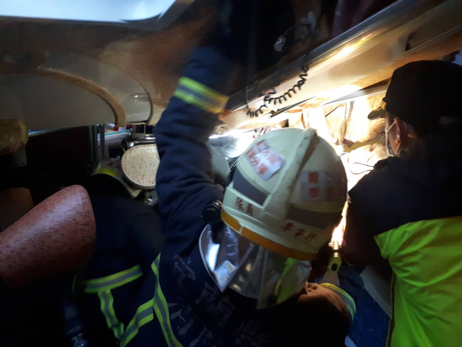 羅東運動公園旁防汛道路車禍意外 遊覽車撞及限高警示鋼架二人傷