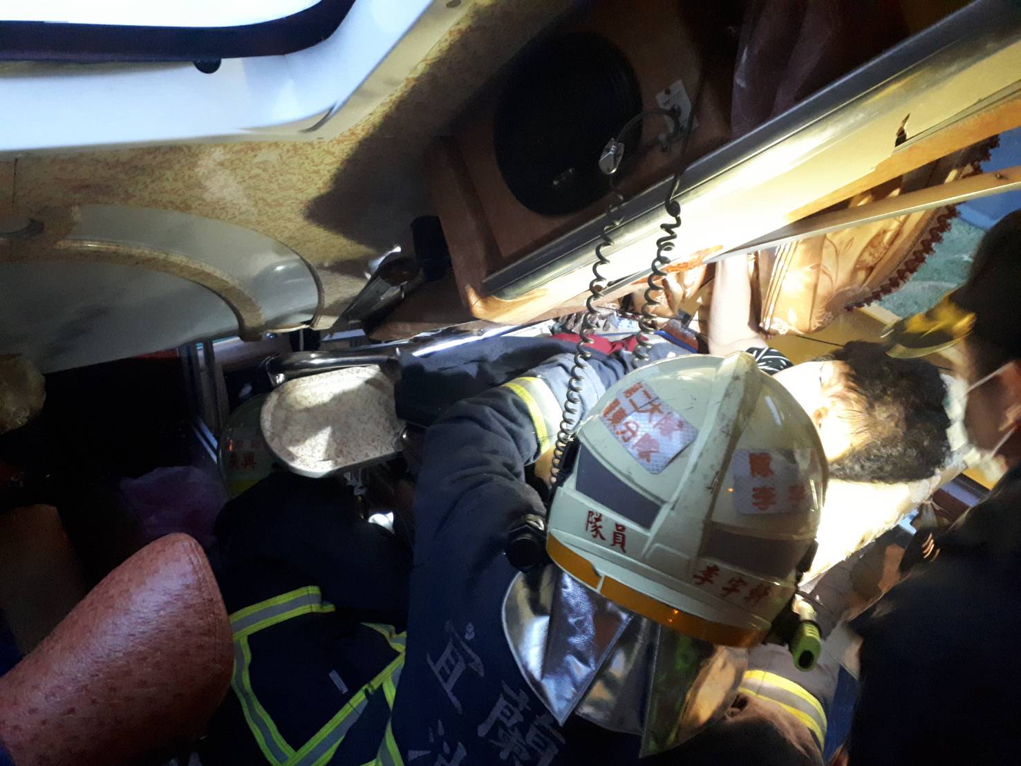 羅東運動公園旁防汛道路車禍意外 遊覽車撞及限高警示鋼架二人傷