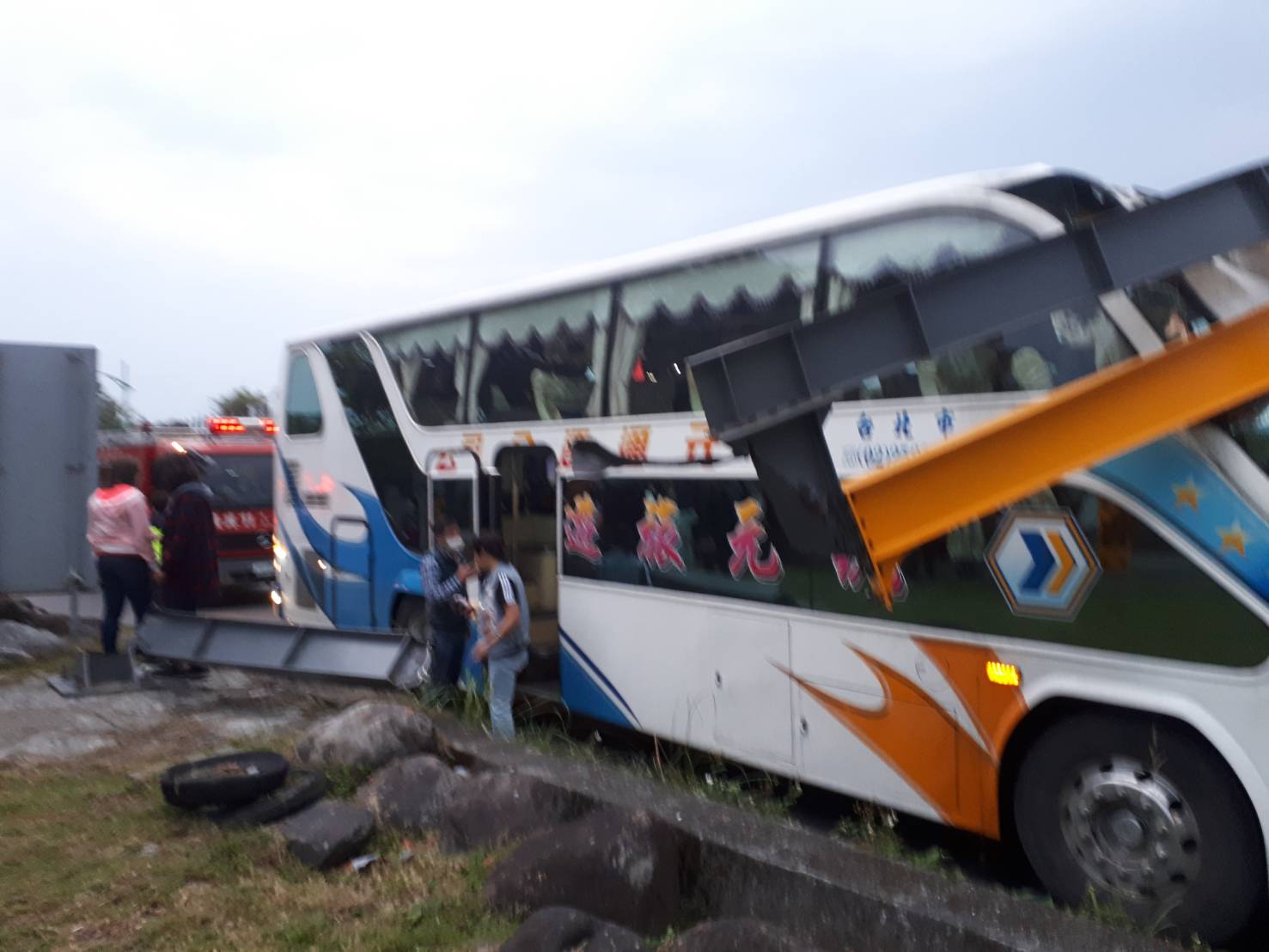 羅東運動公園旁防汛道路車禍意外 遊覽車撞及限高警示鋼架二人傷