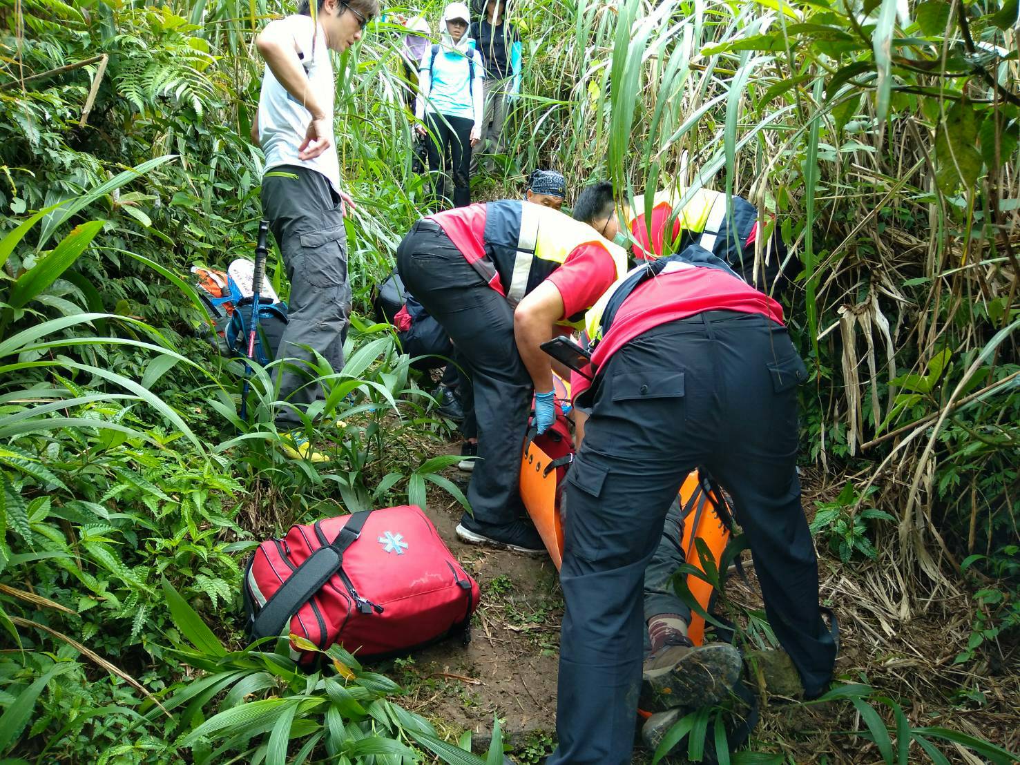 大南澳越嶺古道傳登山客休克意外 警消馳援急送醫  【記者李寶琴/蘇澳報導】