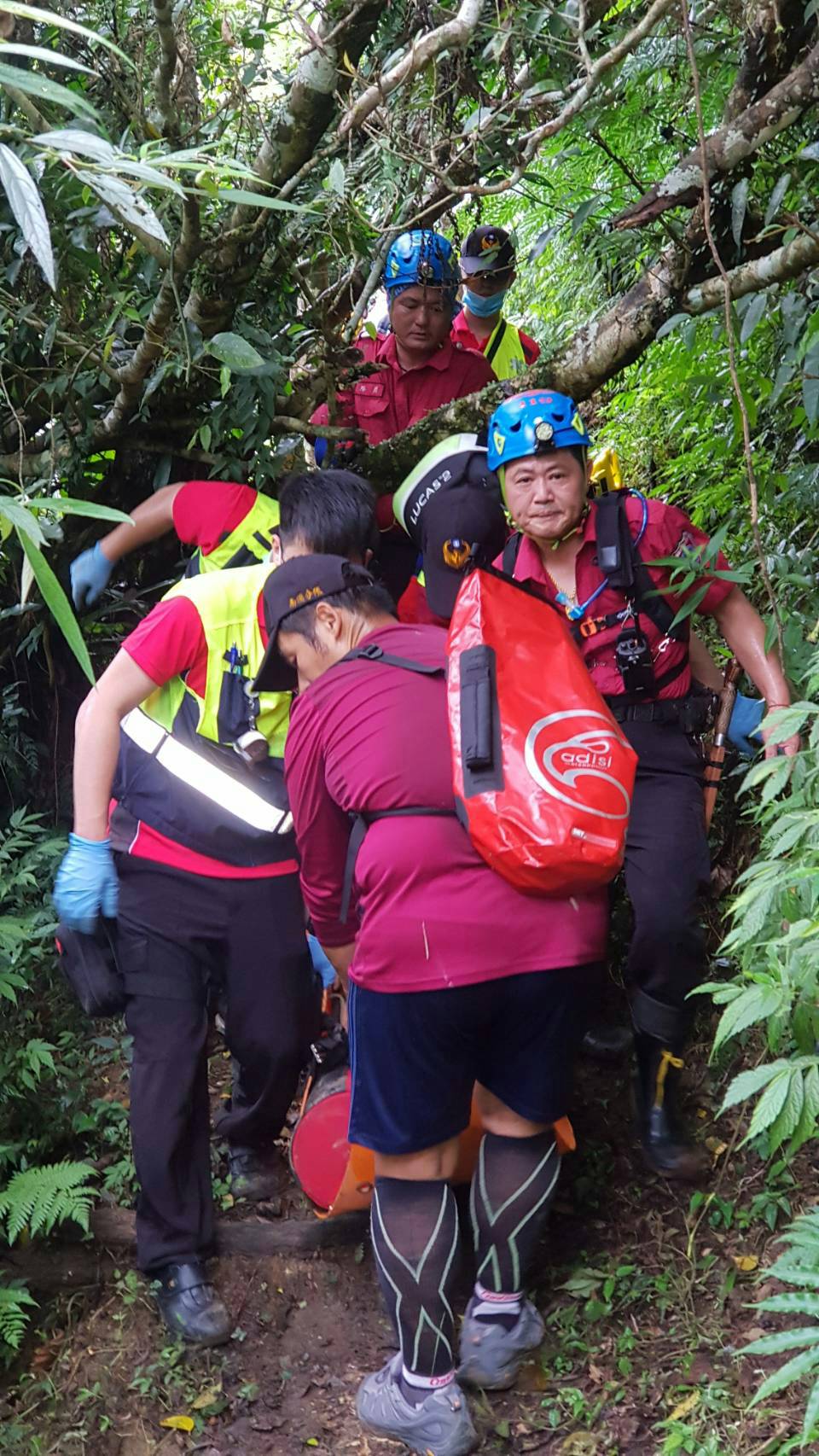 大南澳越嶺古道傳登山客休克意外 警消馳援急送醫  【記者李寶琴/蘇澳報導】