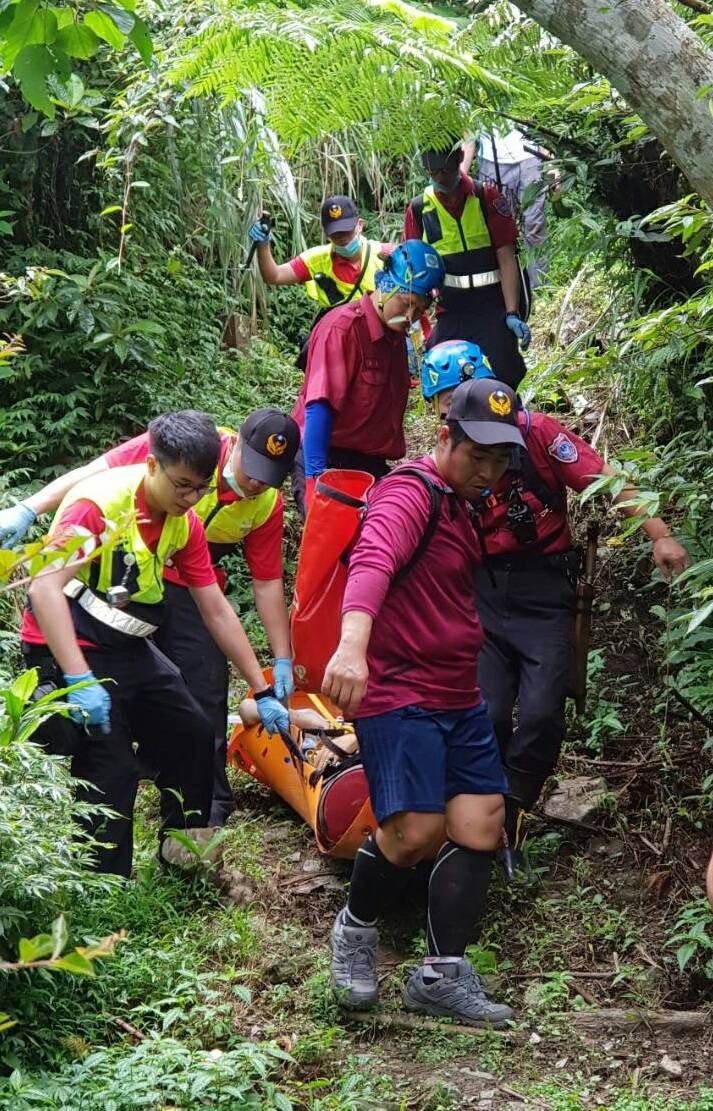 大南澳越嶺古道傳登山客休克意外 警消馳援急送醫  【記者李寶琴/蘇澳報導】