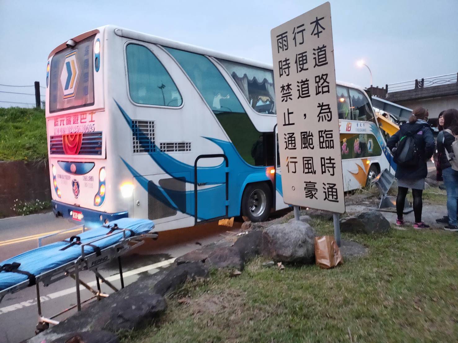 羅東運動公園旁防汛道路車禍意外 遊覽車撞及限高警示鋼架二人傷