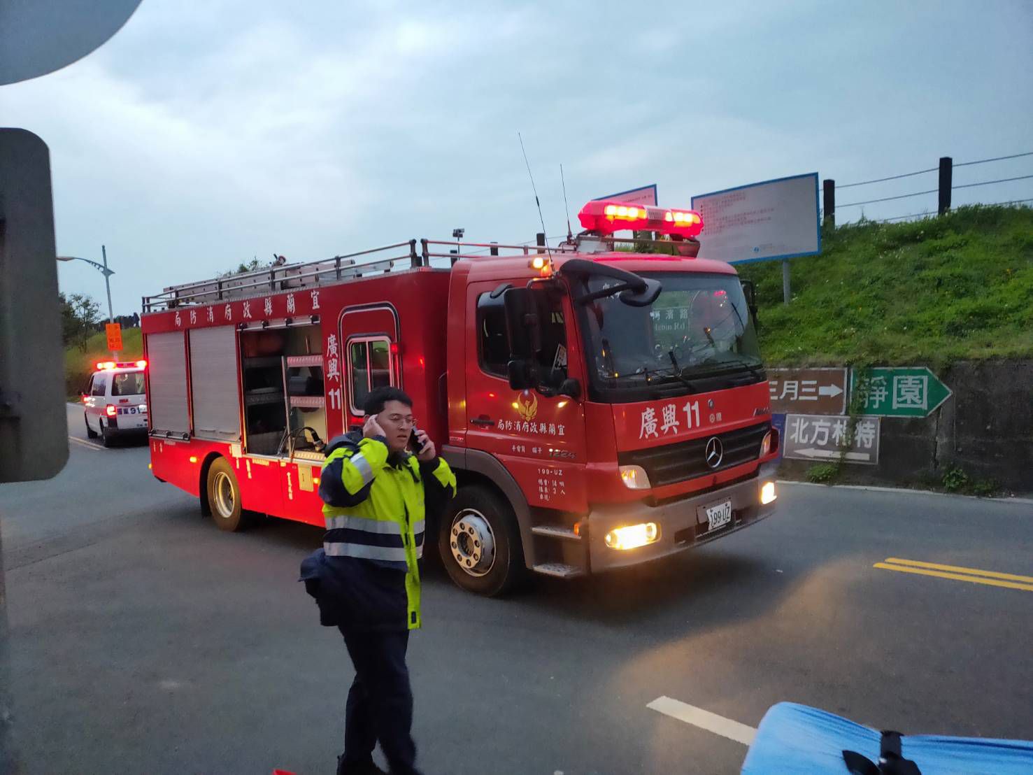 羅東運動公園旁防汛道路車禍意外 遊覽車撞及限高警示鋼架二人傷