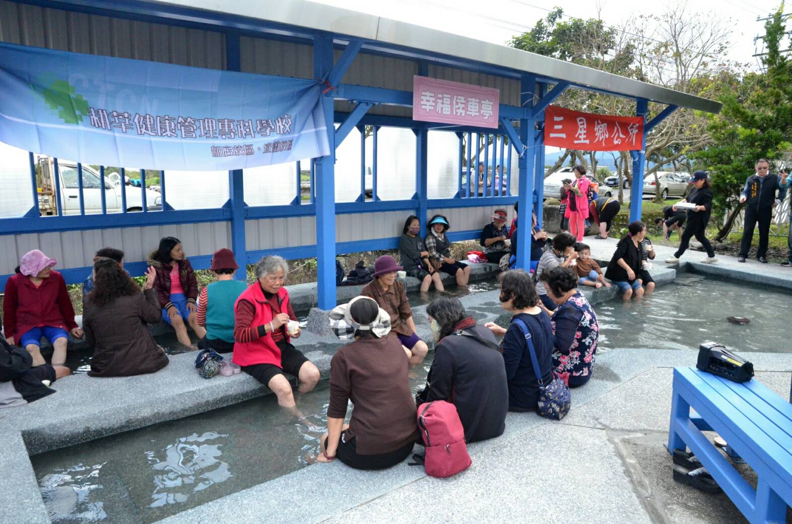 泡個足湯再上車 最有溫度的候車亭在耕莘專校前