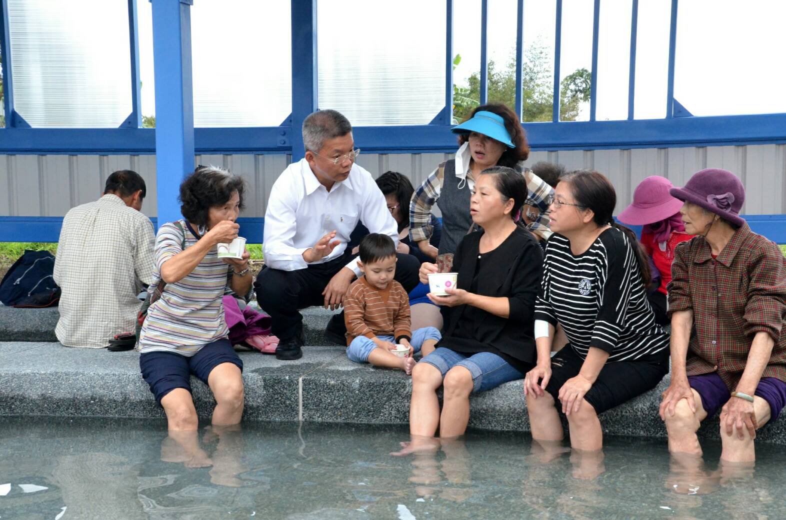 泡個足湯再上車 最有溫度的候車亭在耕莘專校前