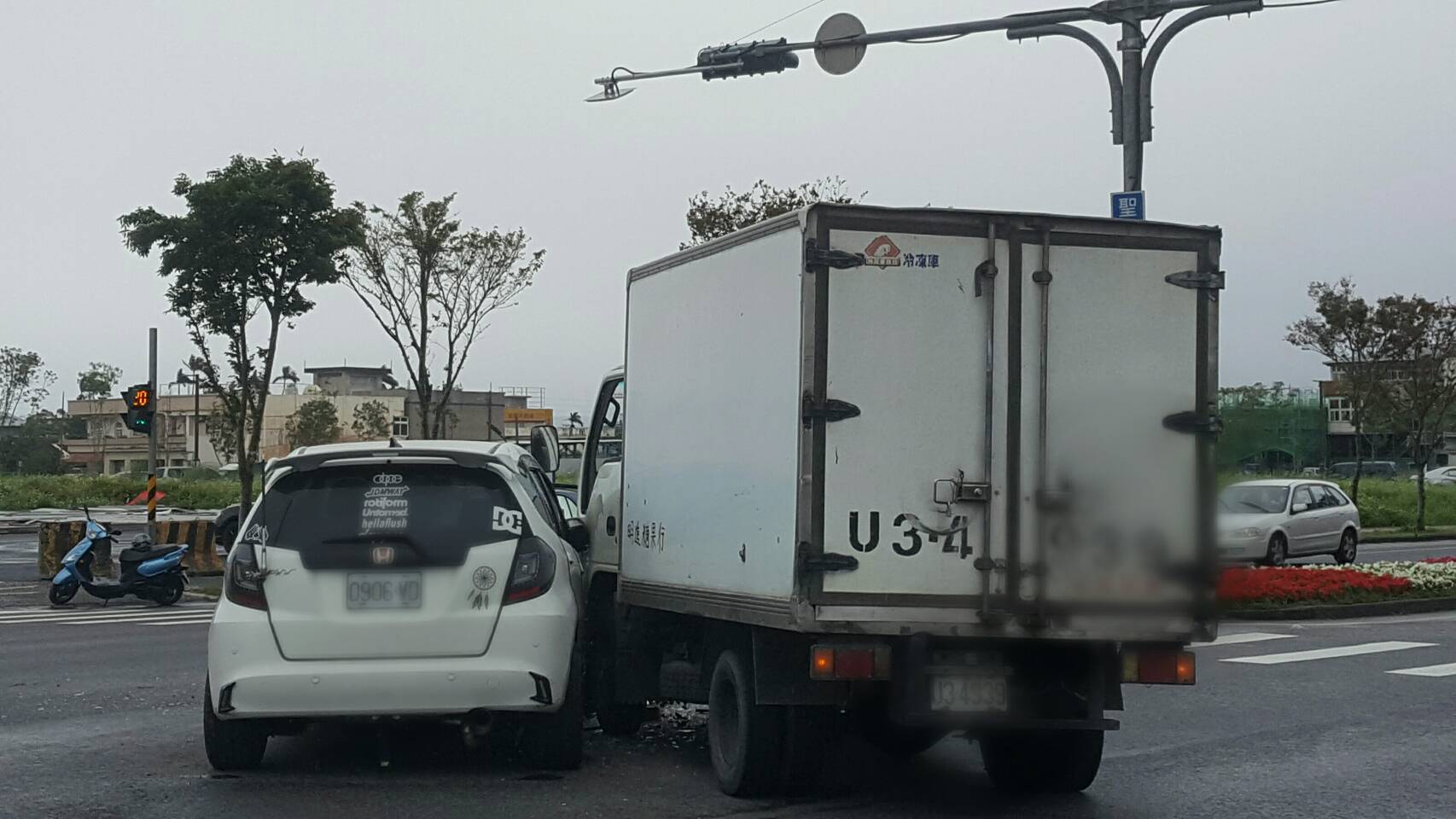 天雨路滑小心駕駛  羅東光榮路二車互撞貨車司機受傷