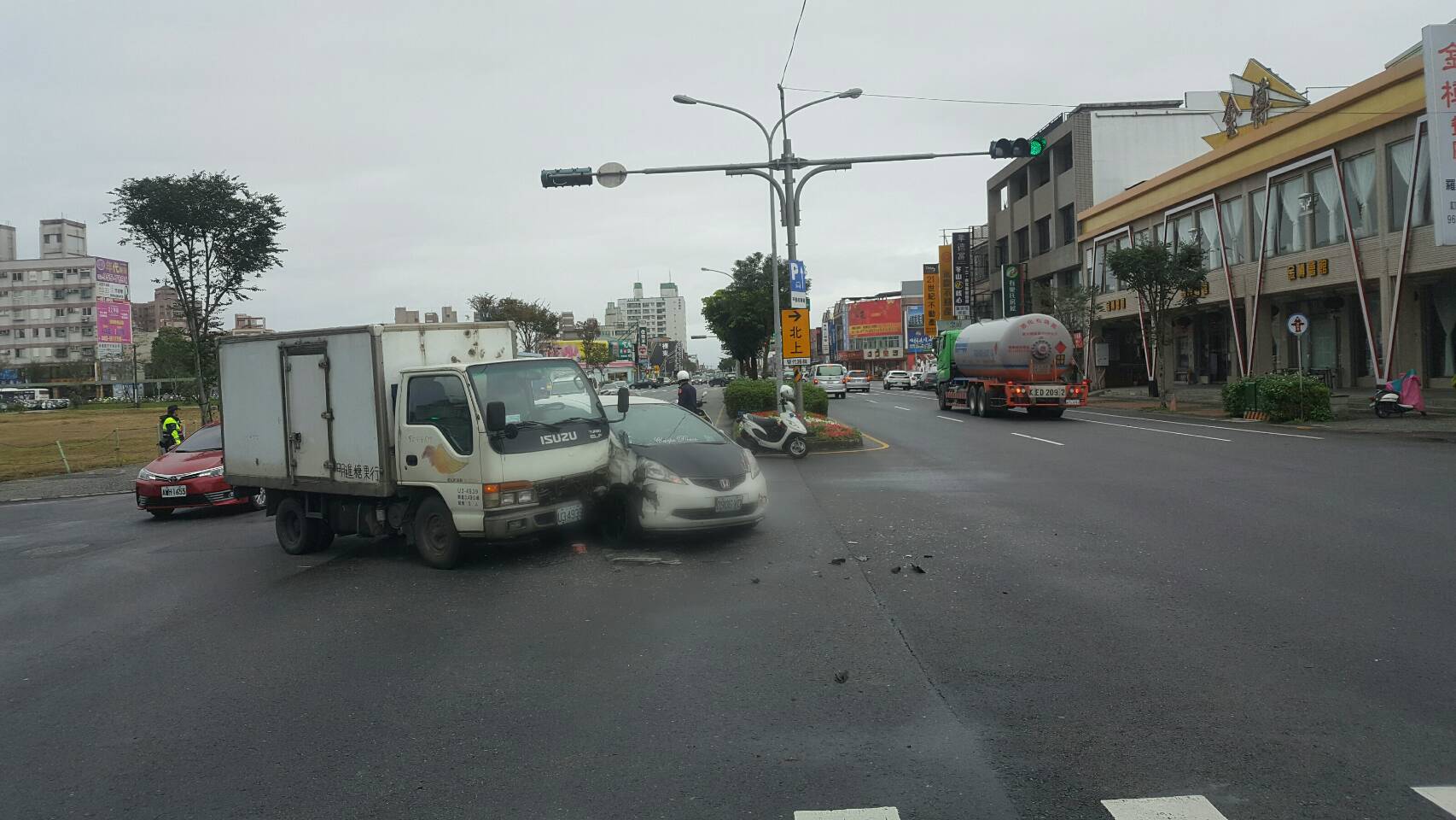 天雨路滑小心駕駛  羅東光榮路二車互撞貨車司機受傷
