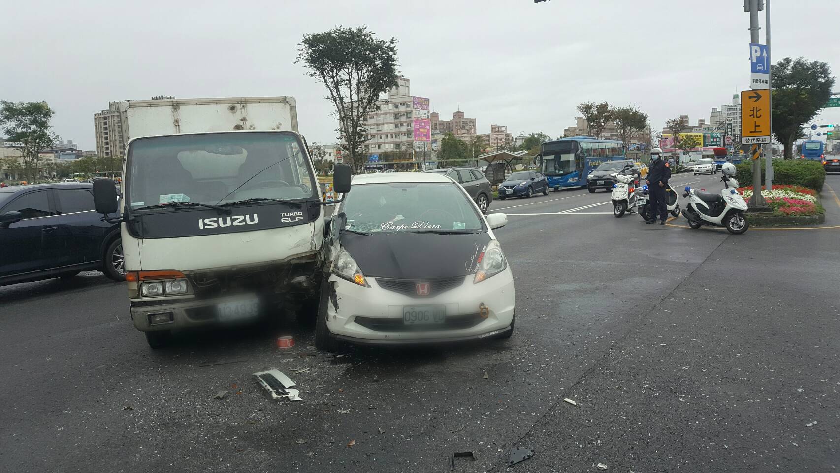 天雨路滑小心駕駛  羅東光榮路二車互撞貨車司機受傷
