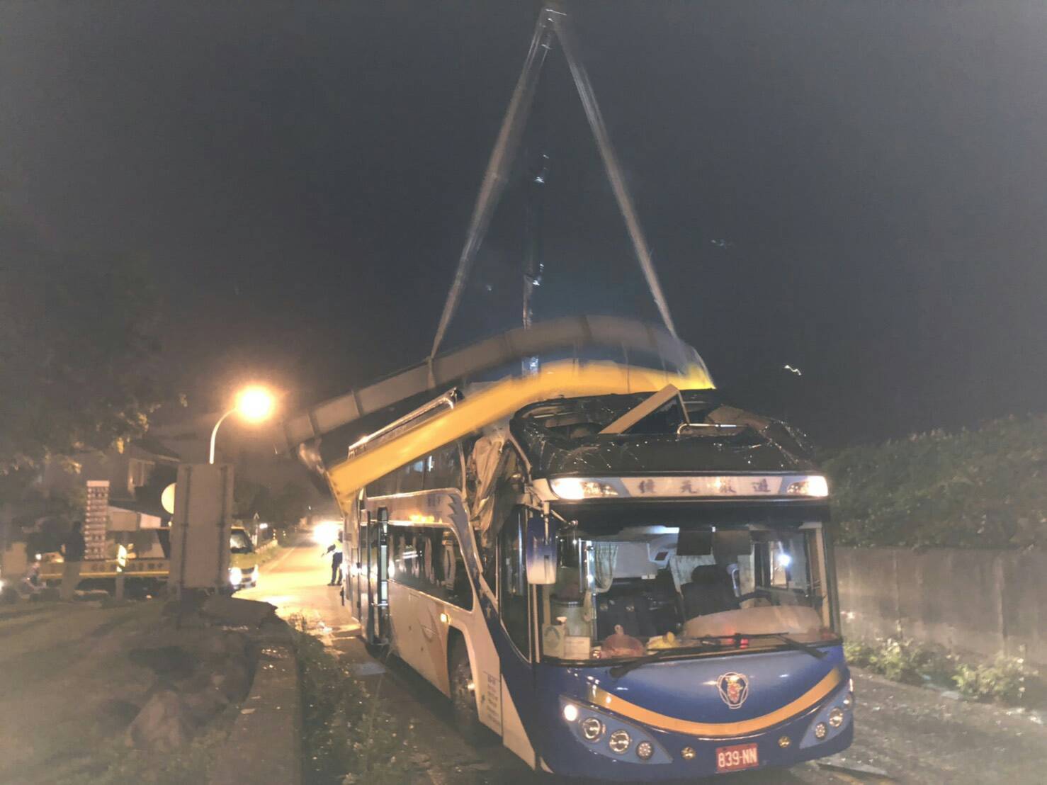 羅東運動公園旁防汛道路車禍意外 遊覽車撞及限高警示鋼架二人傷