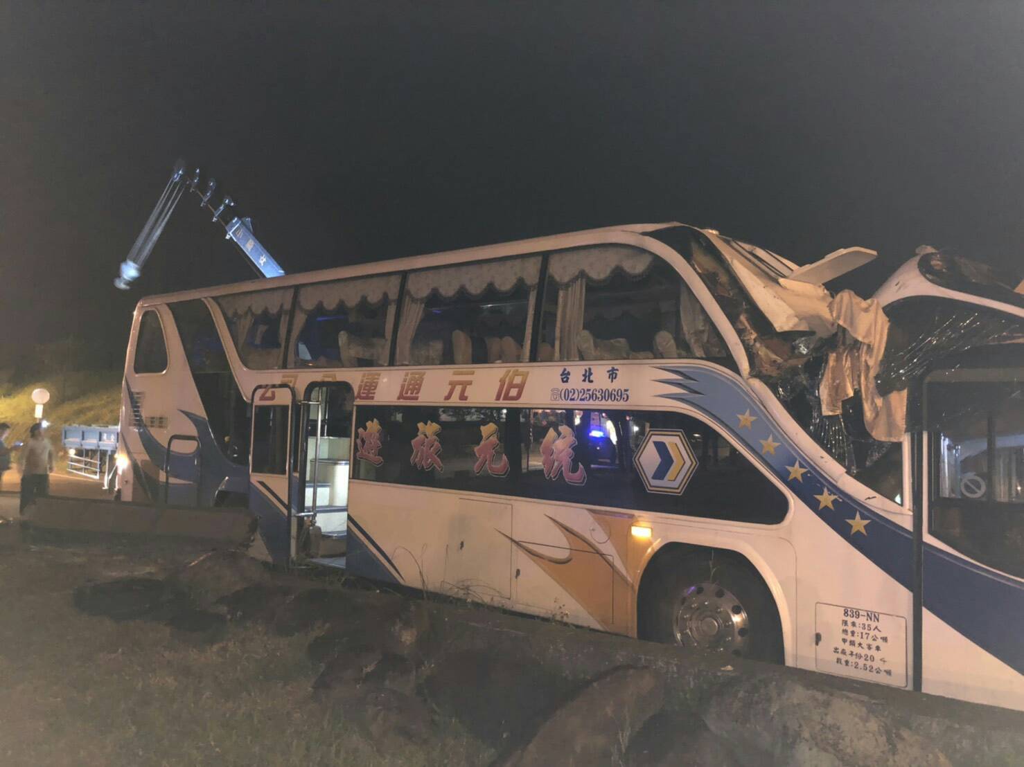 羅東運動公園旁防汛道路車禍意外 遊覽車撞及限高警示鋼架二人傷