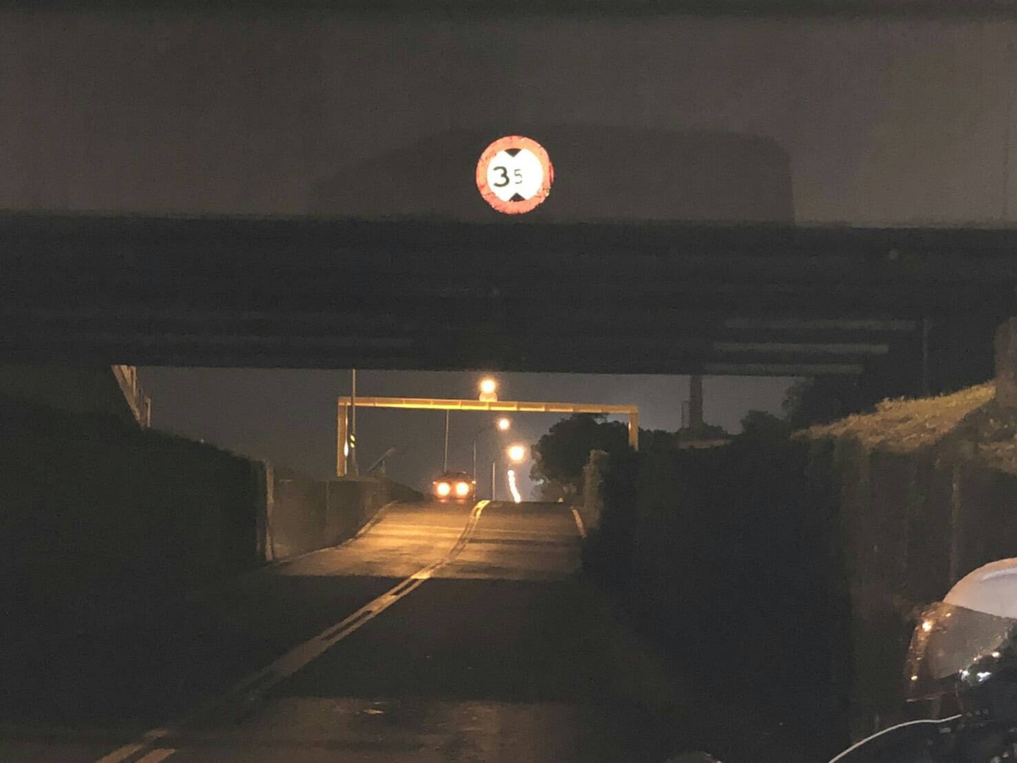 羅東運動公園旁防汛道路車禍意外 遊覽車撞及限高警示鋼架二人傷