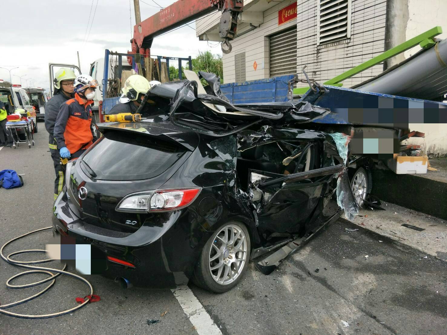 五結鄉濱海路車禍3人傷 自小客衝撞路邊大貨車