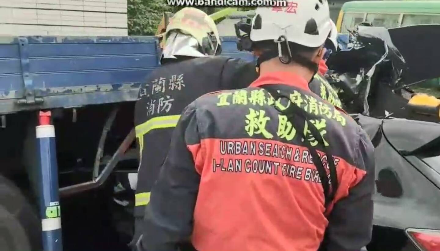 五結鄉濱海路車禍3人傷 自小客衝撞路邊大貨車