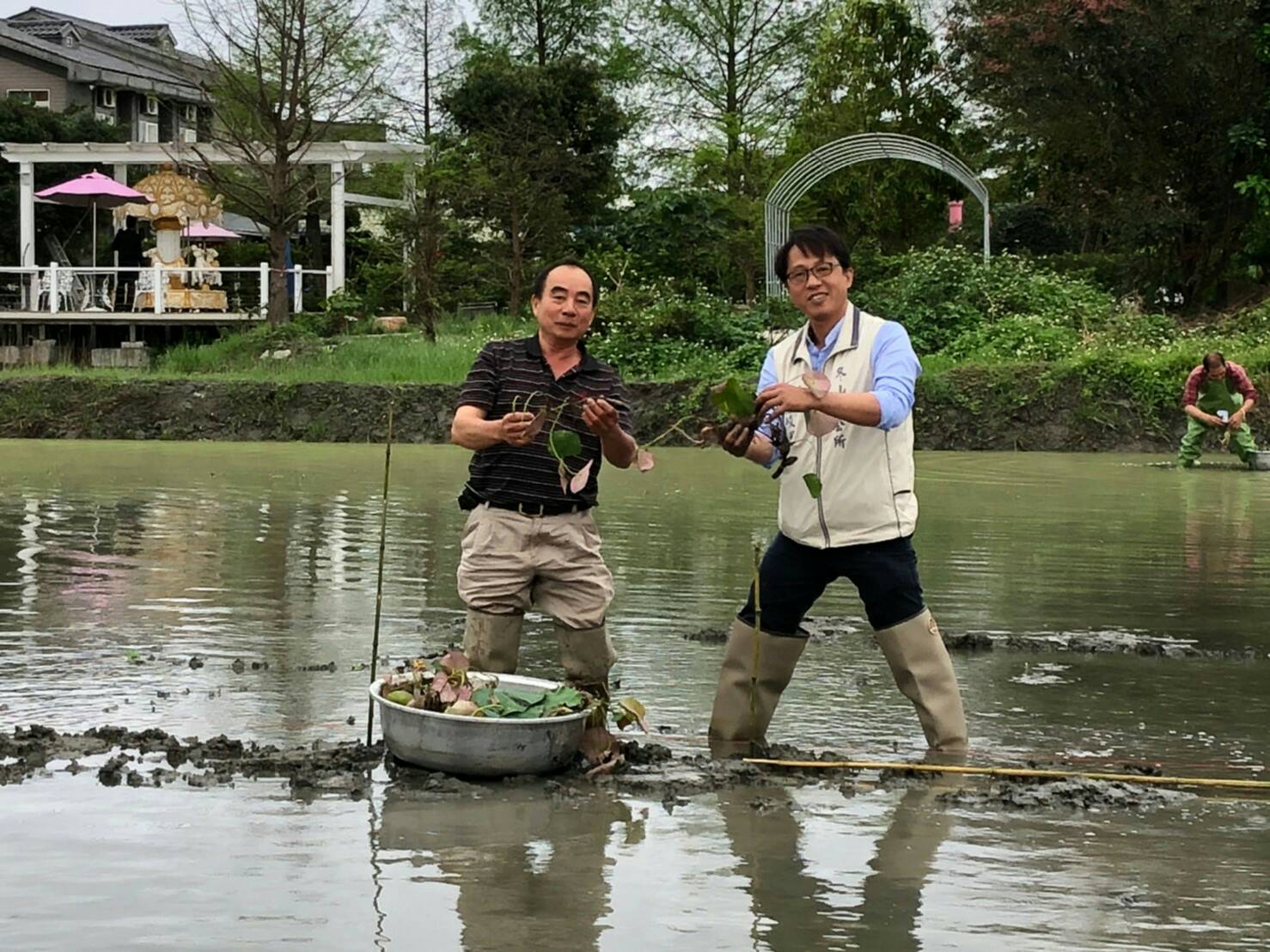 青蛙裝下田種荷趣  冬山河四季農遊結合觀光休閒產業