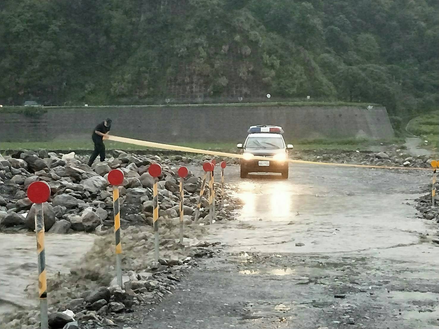 溪床河水暴漲急封路 警方:非必要避免進入山區活動