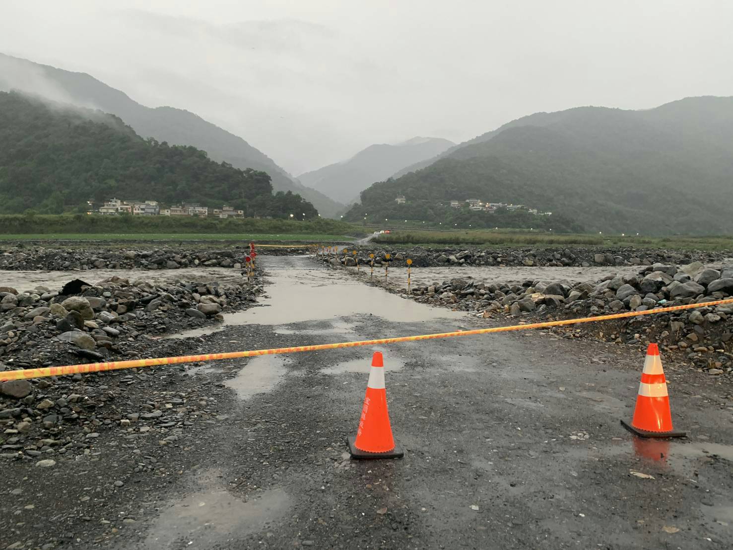 溪床河水暴漲急封路 警方:非必要避免進入山區活動