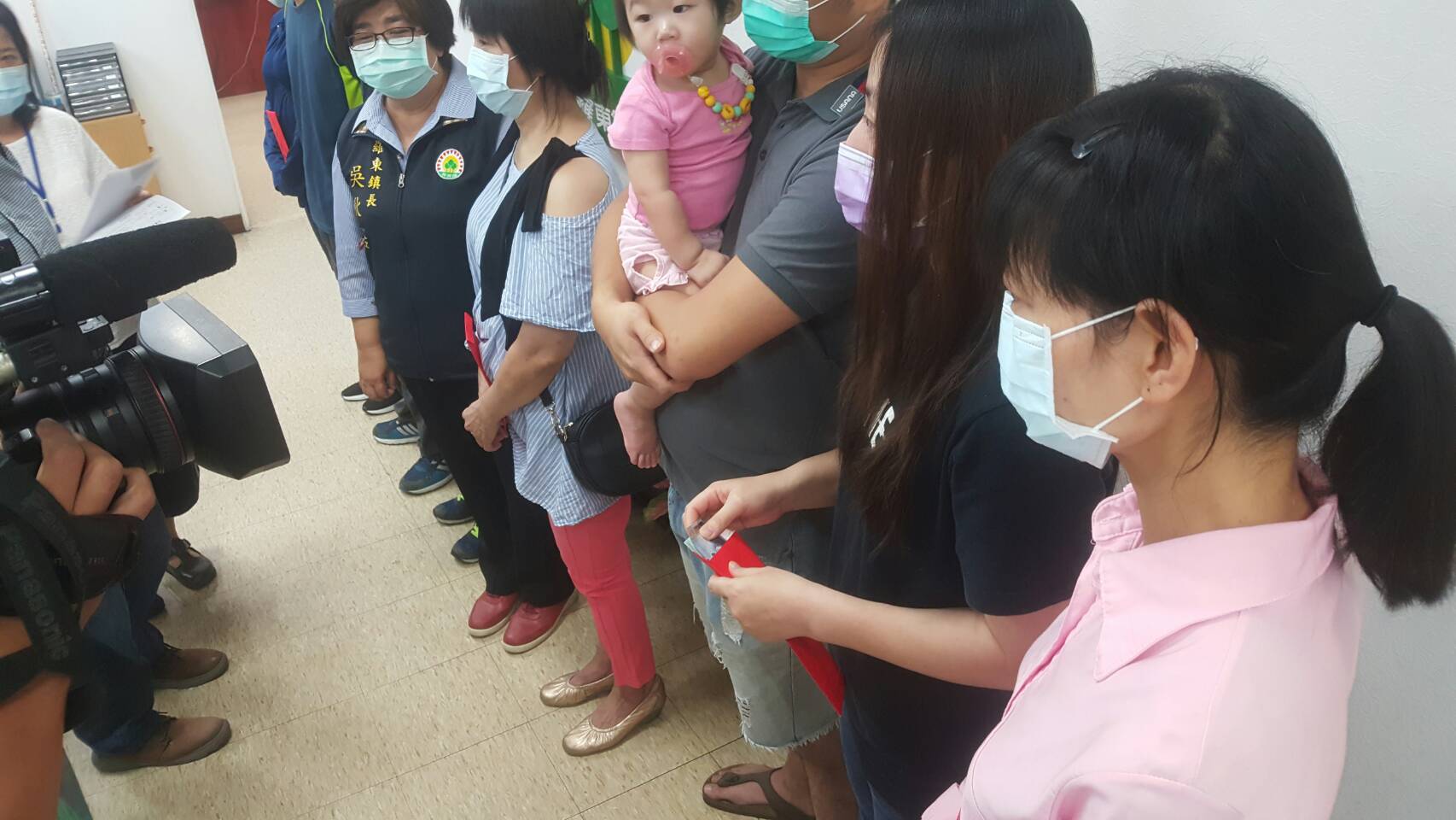 羅東鎮核發疫情紓困救助 現金受領者有人當場感動飲泣