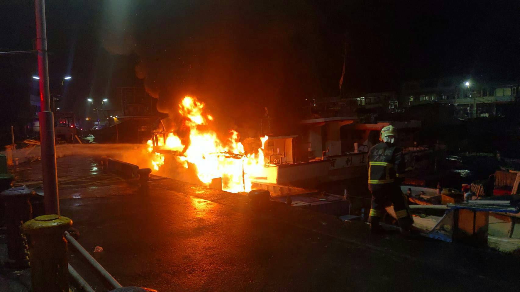 南方澳漁港深夜火警 一艘報廢漁船全面燒毀