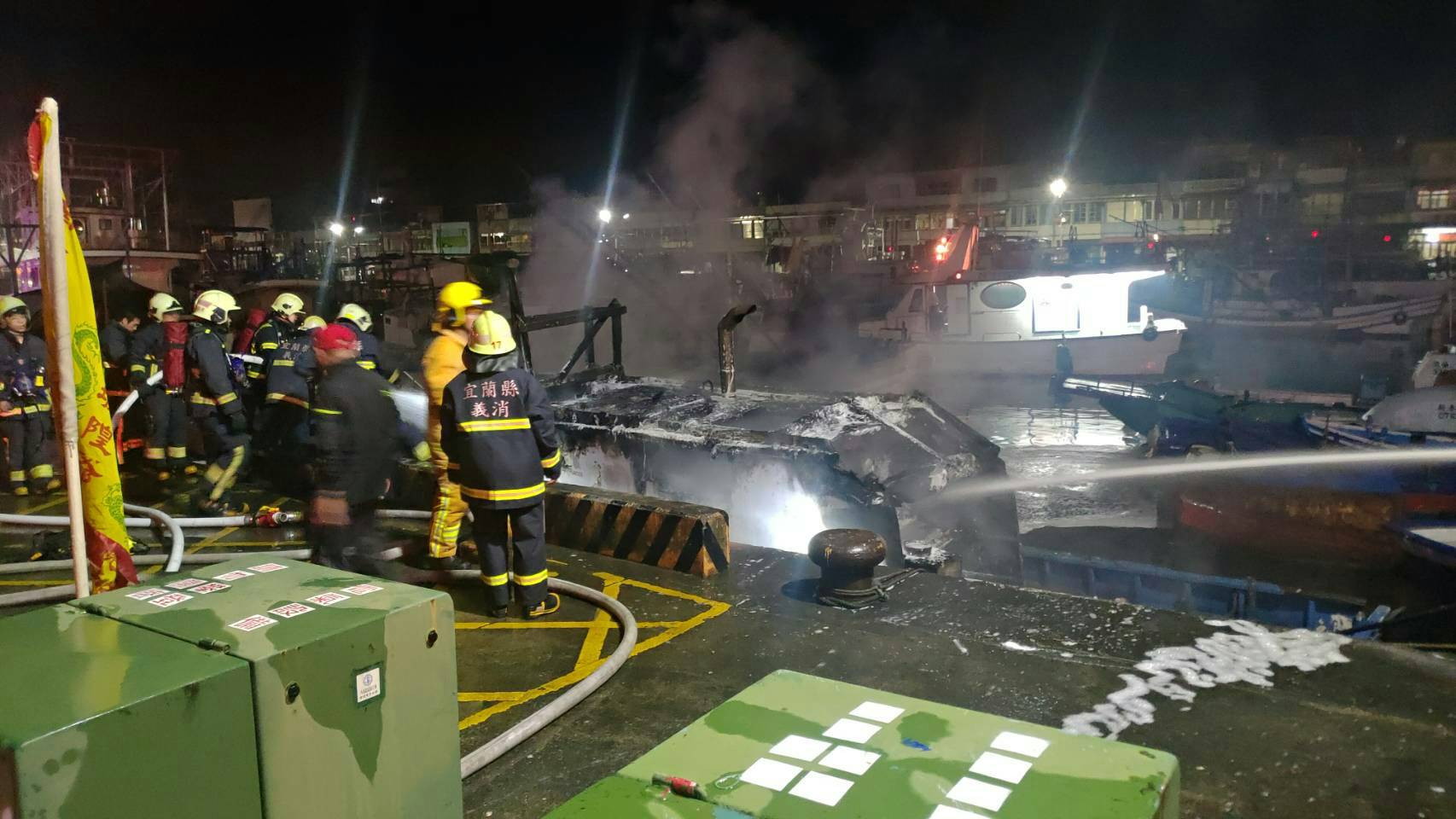 南方澳漁港深夜火警 一艘報廢漁船全面燒毀