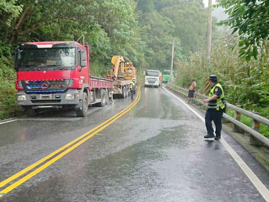 行駛山路莫貪快 滿載西瓜卡車陷山溝