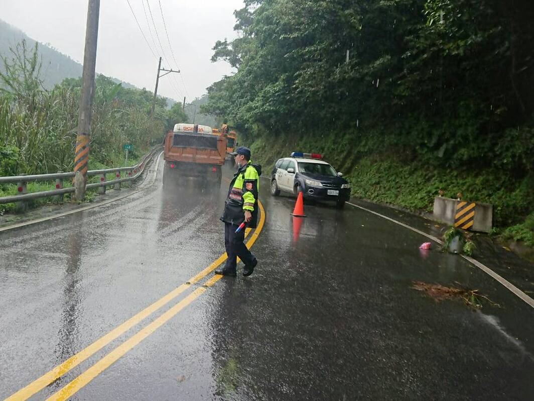 行駛山路莫貪快 滿載西瓜卡車陷山溝