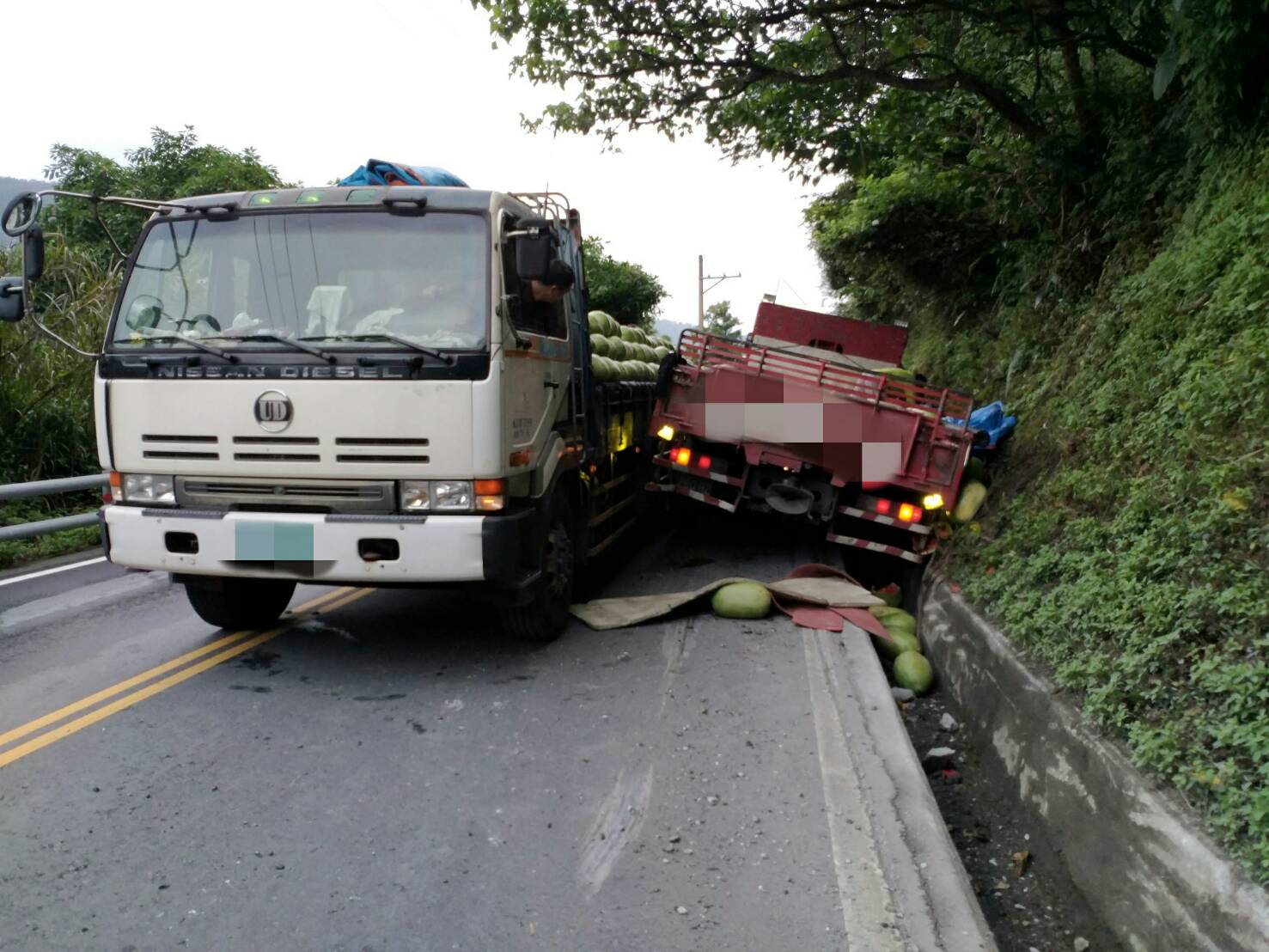 行駛山路莫貪快 滿載西瓜卡車陷山溝