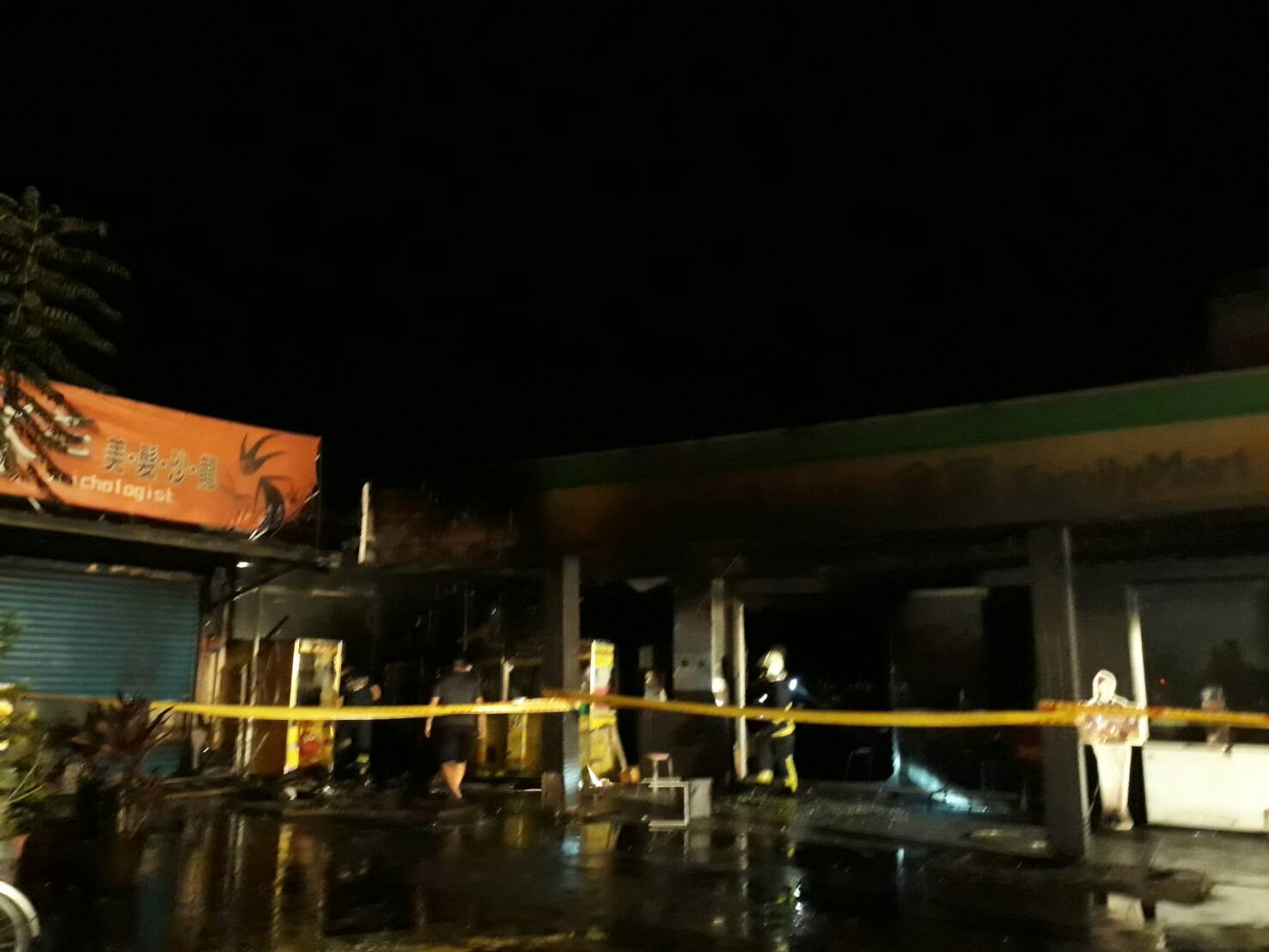 羅東北成深夜火警3店面遭燒燬 鎮長吳秋齡趕往關切