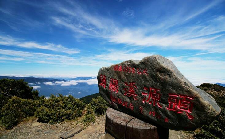 小六畢業生攻頂南湖北山  岳明國小校長黃建榮親身帶領