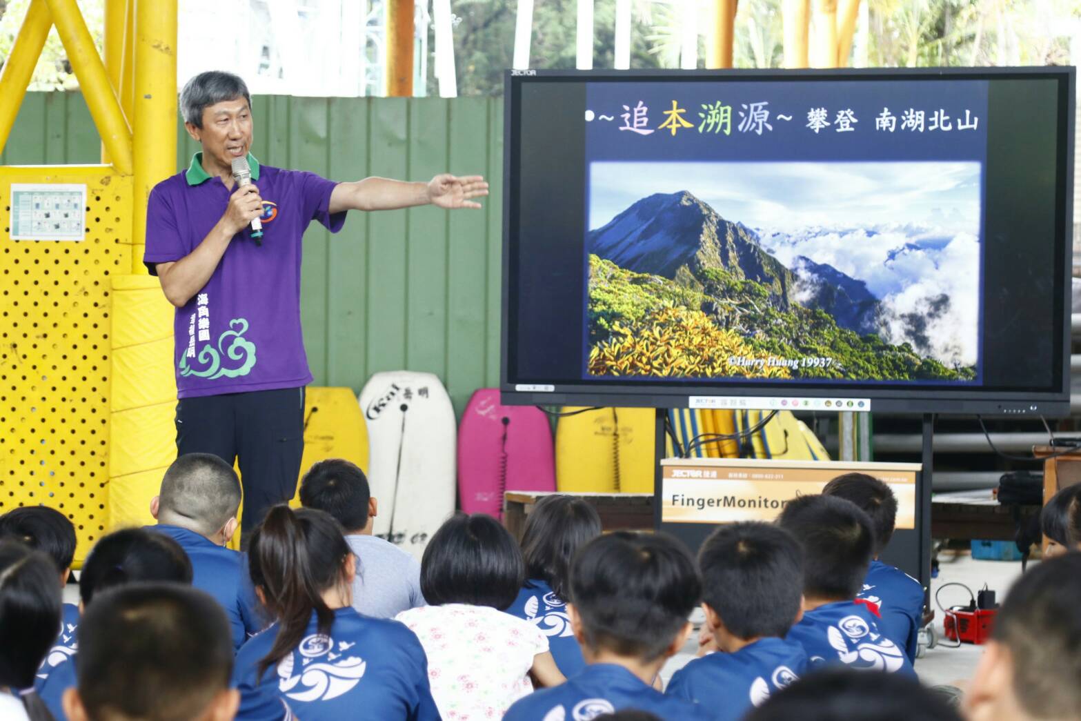 小六畢業生攻頂南湖北山  岳明國小校長黃建榮親身帶領