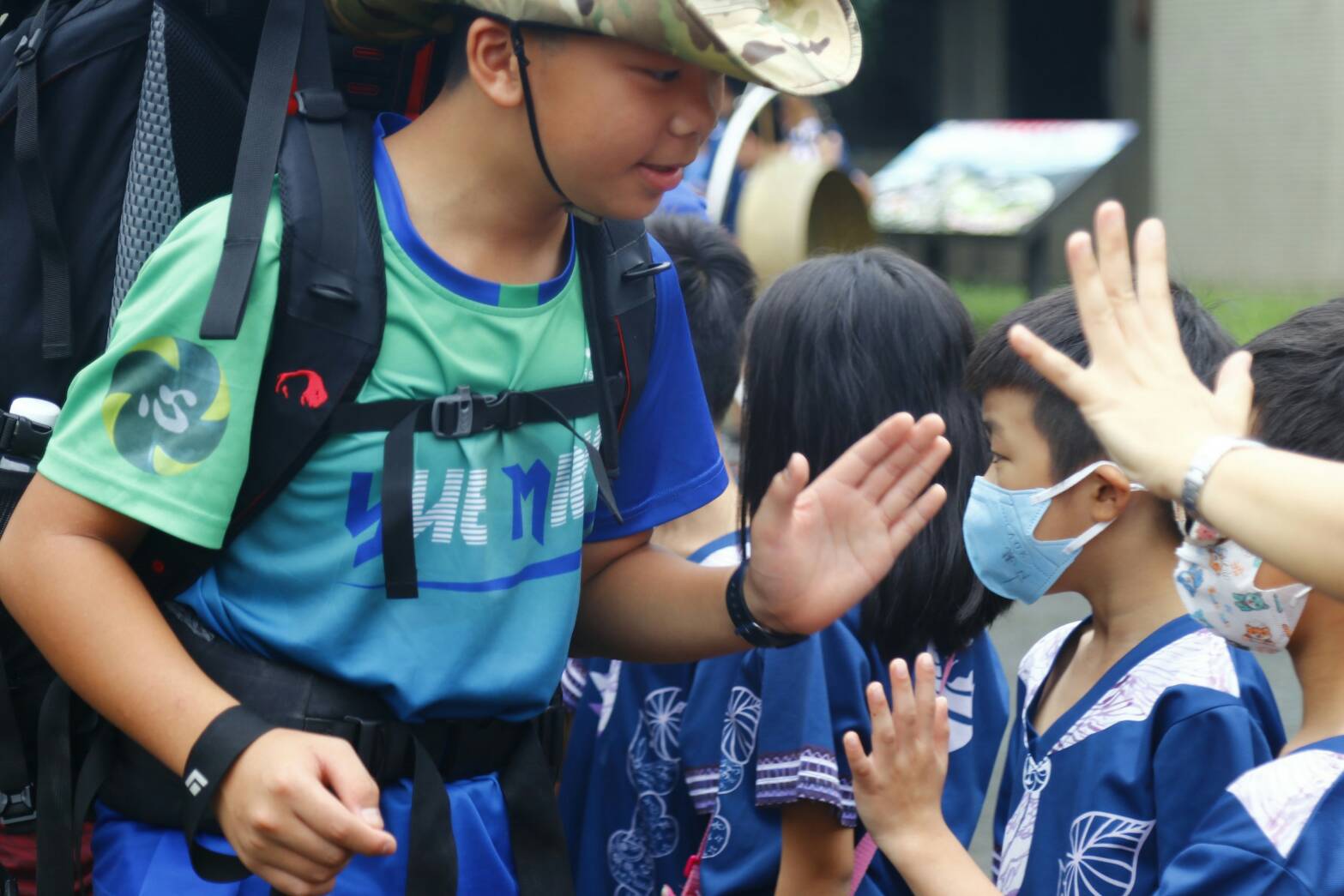 小六畢業生攻頂南湖北山  岳明國小校長黃建榮親身帶領