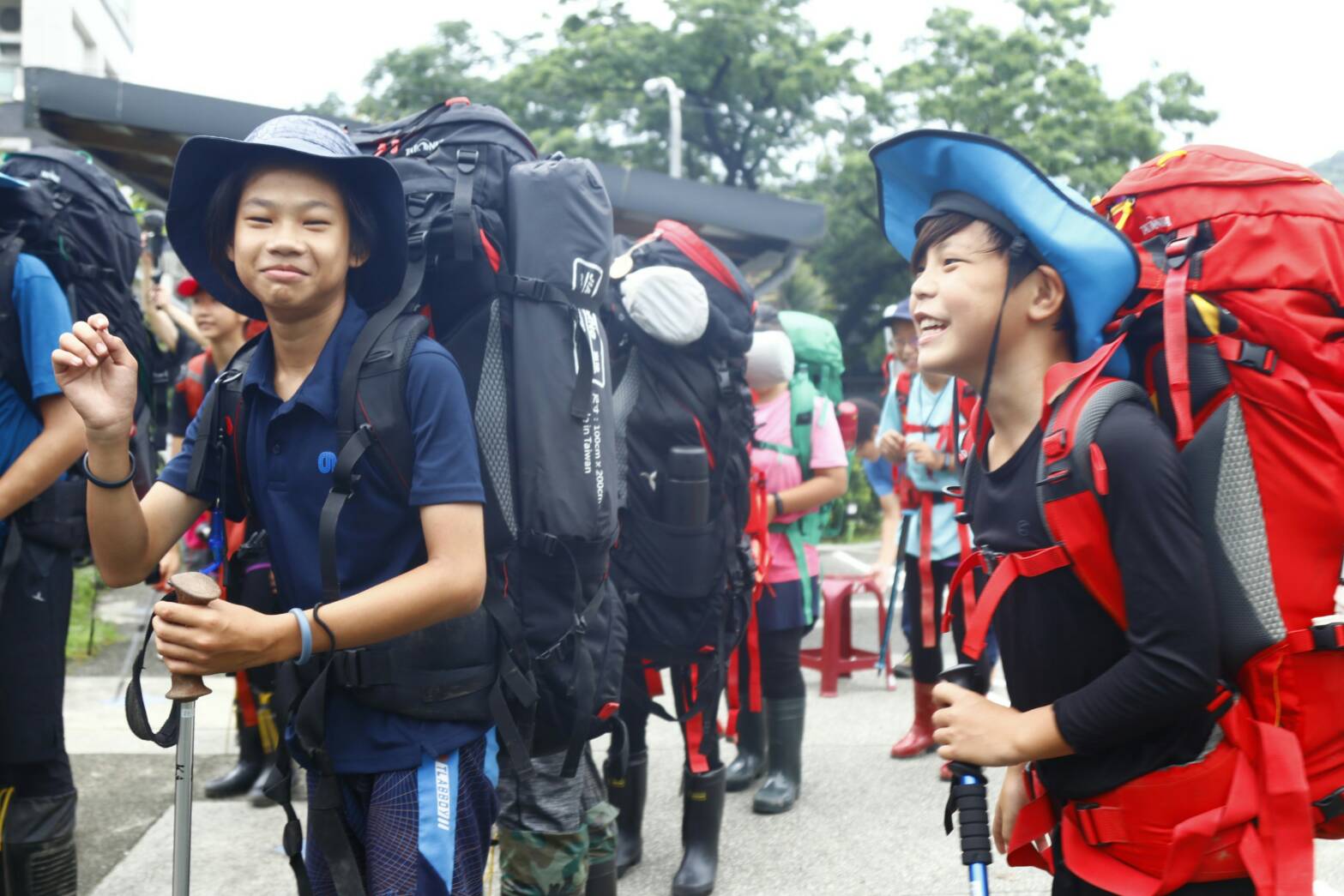 小六畢業生攻頂南湖北山  岳明國小校長黃建榮親身帶領