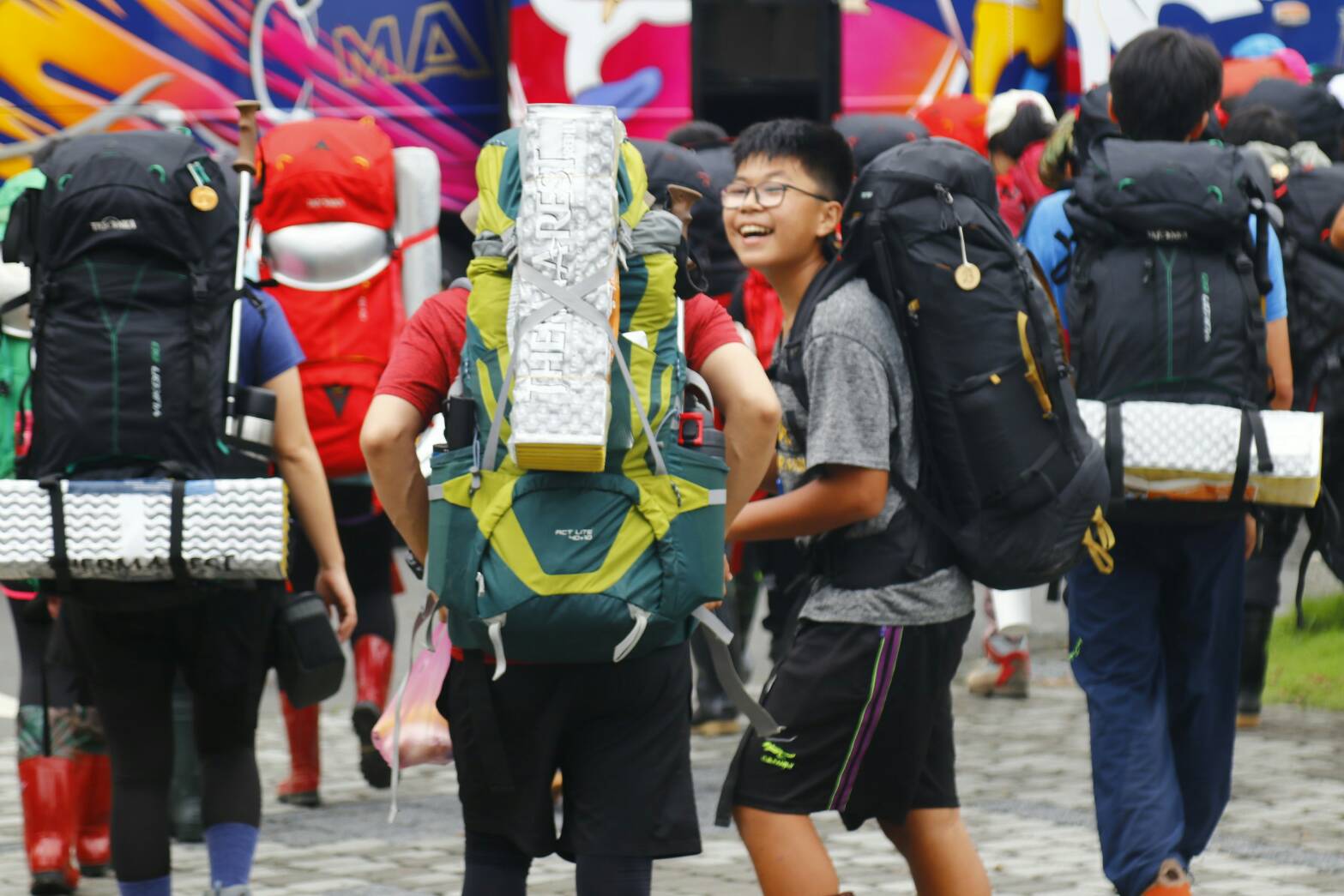 小六畢業生攻頂南湖北山  岳明國小校長黃建榮親身帶領