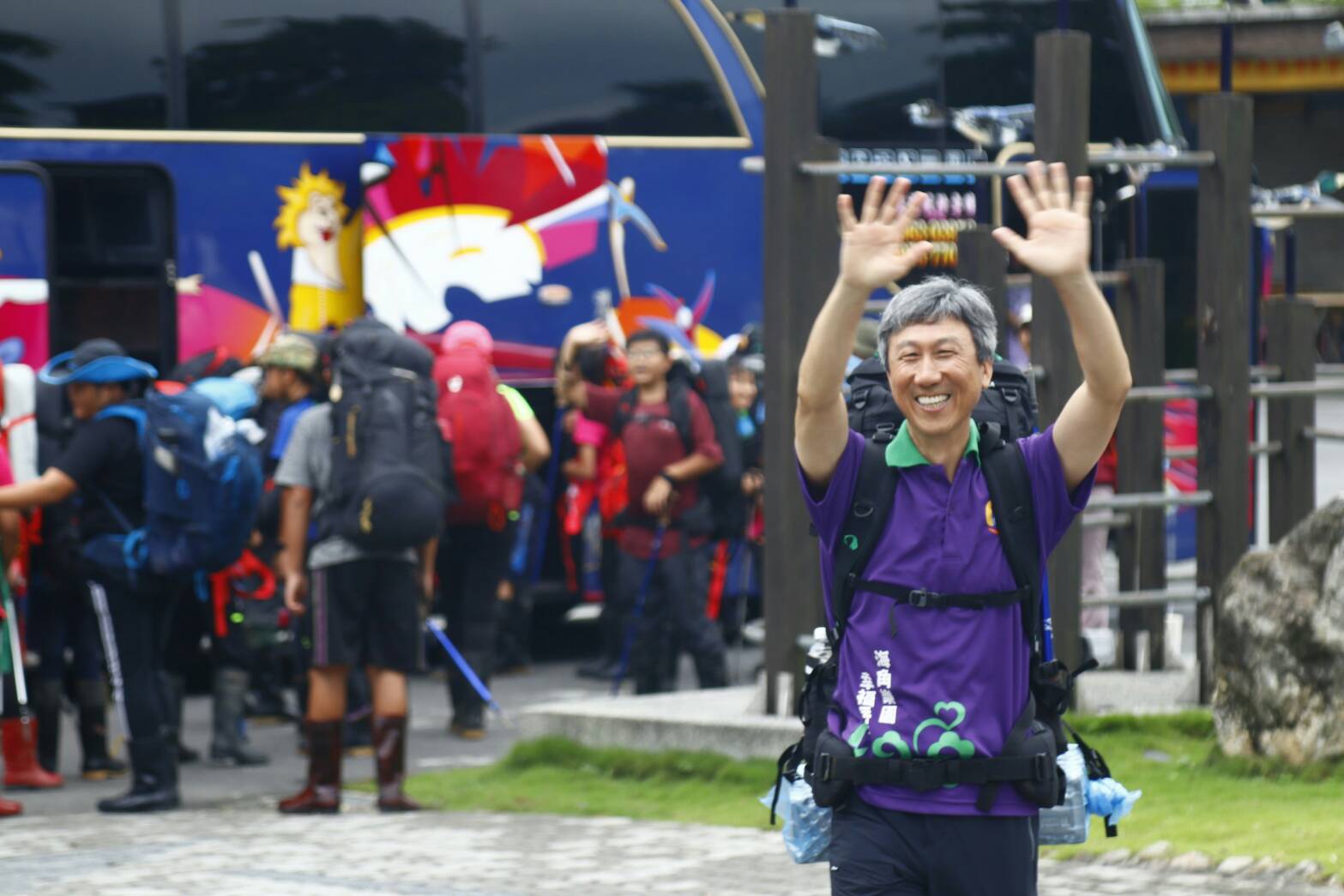 小六畢業生攻頂南湖北山  岳明國小校長黃建榮親身帶領