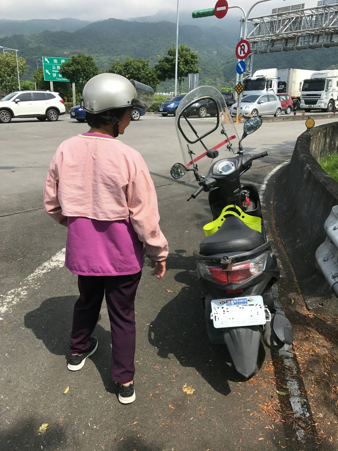 62歲老婦騎機車誤上國道 遭警攔停護送脫困