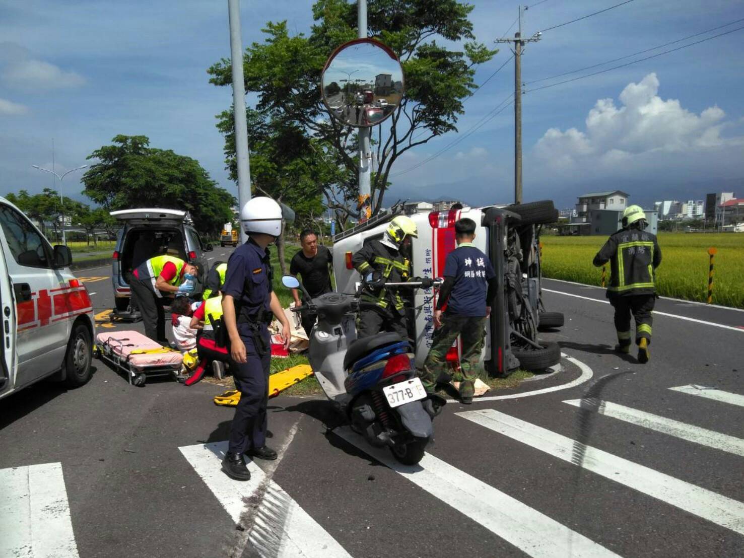救人反被救 壯圍救護車與自小客互撞3人受傷