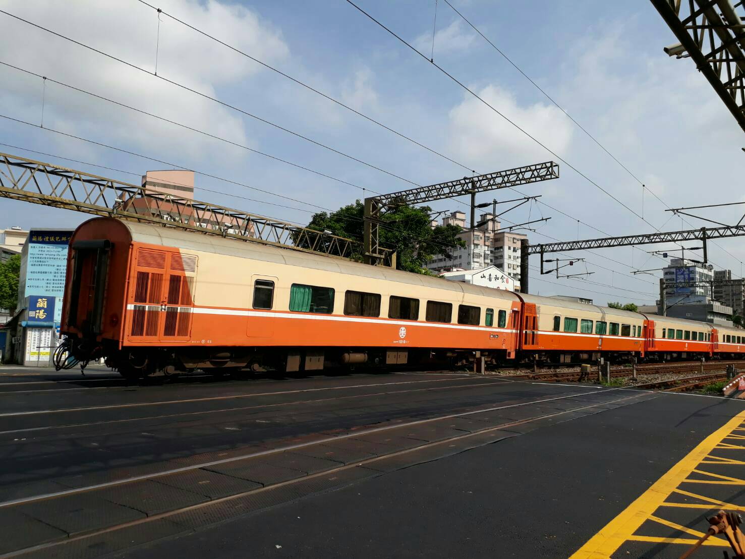 臺鐵605班次莒光號機械故障卡市區 民眾趕上班平交道不放行