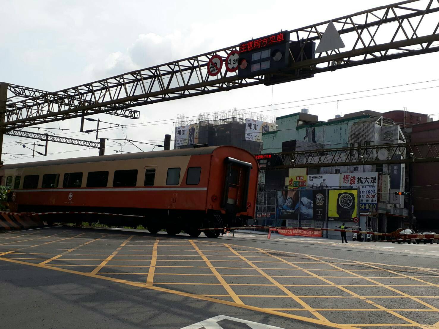 臺鐵605班次莒光號機械故障卡市區 民眾趕上班平交道不放行